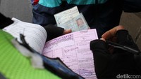 Polisi menilang pemotor bandel tersebut.