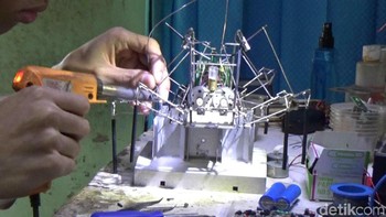 Kalau dulu, dia bikin robot tuh bongkar pasang. Karena keterbatasan alat jadi bongkar pasang gitu. Bahan bakunya sekarang ada yang hasil sumbangan temannya, bahkan barang-barang yang ada di rumah dimanfaatkan lagi. Sudah ada yang pesen tapi Ahmad belum mau menjualnya, tutup ibundanya. Foto: Dian Firmansyah