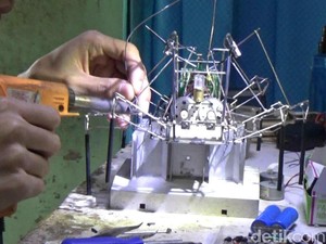 Unik! Robot Laba-laba dari Barang Bekas