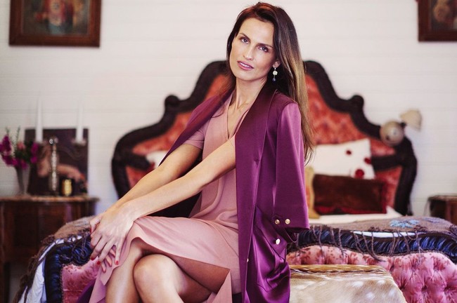 Selain makanan, penting pula bagi Abigail untuk beraktivitas di luar ruangan. Aku suka berjalan setiap hari sepanjang empat hingga enam km untuk berisitirahat dan bergerak secara natural. Aku memanjat pohon kadang atau berselancar dengan longboard 9,4-ku, ungkap Abigail. Foto: Instagram @abigailoneill