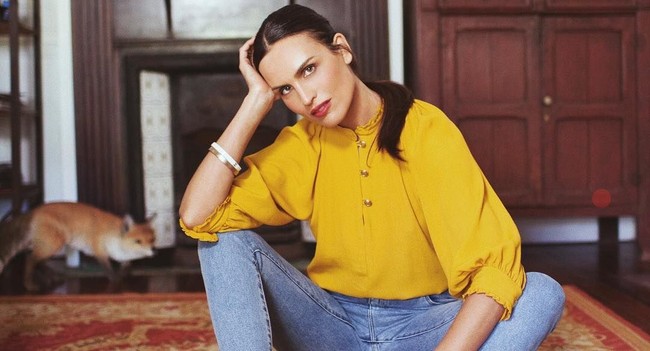 Ibu tiga anak tersebut pun dikenal menerapkan gaya hidup sehat. Namun bukan hanya itu saja rahasia cantiknya. Wanita asal Australia tersebut juga mengaku mengandalkan ritual mandi ajaib yang diklaim berperan dalam membuatnya awet muda. Foto: Instagram @abigailoneill