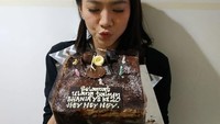 Belum lama ini Shanju baru saja merayakan ulang tahunnya yang ke-20. Sebuah cake cokelat membuat momen ini semakin meriah. Shanju terlihat sedang meniup lilin pada kue ini. Foto: instagram @jkt48shanju