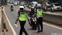 Pengendara sepeda motor tetap nekat meski dilarang melintas di flyover tersebut.