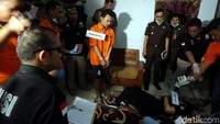 Rekonstruksi pertama dilakukan di lokasi pembunuhan di Jalan Bojong Nangka, Pondok Melati, Bekasi. 
