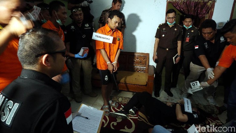 Dari Rumah Daperum, Tersangka Haris Simamora Dibawa ke Polsek Dari Rumah Daperum, Tersangka Haris Simamora Dibawa ke Polsek