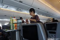 Pramugari yang melayani traveler (Melissa Mailoa/detikTravel)