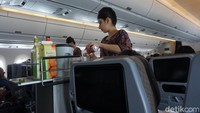Pramugari sigap melayani traveler. Duduk di kelas ekonomi sekali pun, pengalaman traveler berbeda dengan pesawat Singapore Airlines sebelumnya. Serasa di kelas bisnis (Melissa Mailoa/detikTravel) 