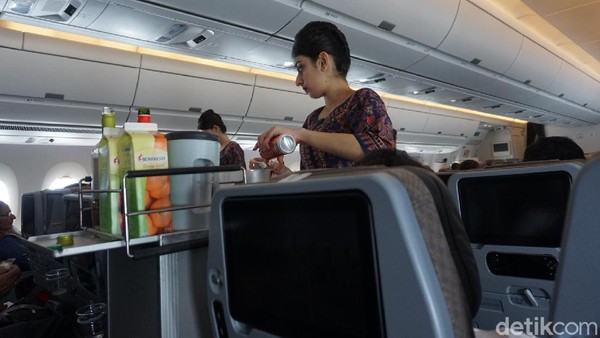 Pramugari sigap melayani traveler. Duduk di kelas ekonomi sekali pun, pengalaman traveler berbeda dengan pesawat Singapore Airlines sebelumnya. Serasa di kelas bisnis (Melissa Mailoa/detikTravel)Â Pramugari sigap melayani traveler. Duduk di kelas ekonomi sekali pun, pengalaman traveler berbeda dengan pesawat Singapore Airlines sebelumnya. Serasa di kelas bisnis (Melissa Mailoa/detikTravel)Â
