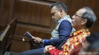 Irvanto Hendra Pambudi Cahyo membacakan pleidoi.