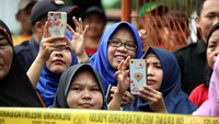 Warga mengabadikan suasana rekonstruksi di TKP pembunuhan di Jalan Bojong Nangka II, RT 002 RW 007, Kelurahan Jatirahayu, Kecamatan Pondok Melati, Kota Bekasi, Jawa Barat.