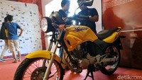 Ada Honda Tiger 2000 juga lho. Foto: Ridwan Arifin