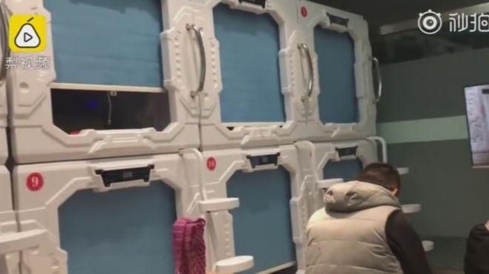 Hotel kapsul untuk keluarga pasien ICU di rumah sakit China. Foto: Pear Video/BBC Hotel kapsul untuk keluarga pasien ICU di rumah sakit China. Foto: Pear Video/BBC