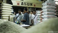 Tim Bulog dan Satgas Pangan PMJ memberikan arahan terkait harga beras kepada pedagang disana.