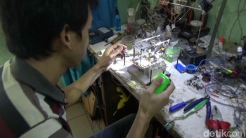 Untuk tenaga penggeraknya, ia memanfaatkan batu baterai bekas telepon genggam lengkap dengan soket isi ulang listriknya. Foto: Dian Firmansyah