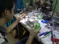 Penyandang Disabilitas Ini Bikin Robot Unik dari Barang Bekas