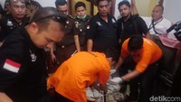 Rekonstruksi dimulai ketika Haris masuk ke rumah korban. Haris kemudian mengobrol dengan korban Daperum dan Maya Ambarita yang sedang menonton televisi. (Vino-detikcom)