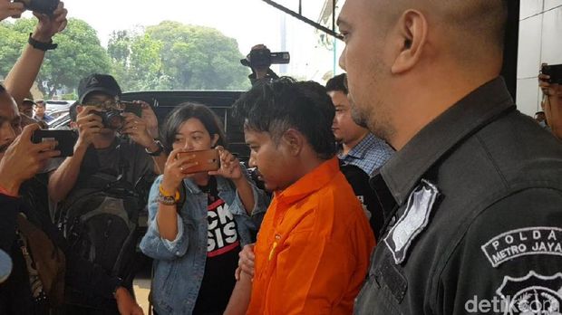 M Nurhadi tersangka pembunuh Dufi dibawa dari Polda Metro Jaya, Rabu (21/11/2018)