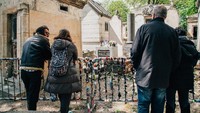 Wisatawan ziarah ke makam Jim Morrison (iStock)  