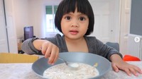Dia Sekala Bumi adalah anak laki-laki Ayudia Bing Slamet dan Ditto. Sekala punya banyak fans karena tingkahnya yang menggemaskan. Lihat nih saat Sekala hendak makan sereal. Foto: Instagram sekala_belove_