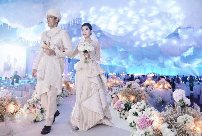 Mereka juga mengadakan resepsi pernikahan mewah di bulan Juli yang disebut #Chrysfaliqeverafter Bagian 2 di Pameran dan Perdagangan Internasional Malaysia (MITEC) yang dihadiri oleh VIP lokal dan internasional. Foto: Instagram
