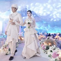 Mereka juga mengadakan resepsi pernikahan mewah di bulan Juli yang disebut #Chrysfaliqeverafter Bagian 2 di Pameran dan Perdagangan Internasional Malaysia (MITEC) yang dihadiri oleh VIP lokal dan internasional. Foto: Instagram