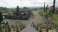 Pemandangan ke arah pintu masuk pura (Syanti/detikTravel)  