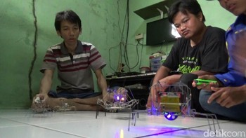 Suatu waktu dia muncul ide untuk merealisasikan bikin robot. Awalnya pakai bahan-bahan yang tersedia di rumah aja seperti bekas payung, kabel-kabel telepon, dia manfaatin. Lalu belajar dari YouTube dan internet, urai Ecin. Foto: Dian Firmansyah