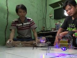 Penyandang Disabilitas Ini Bikin Robot Unik dari Barang Bekas