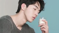  Karirnya meningkat karena pada tahun 2015 ia berperan dalam drama berjudul  Who Are You: School 2015. Masih di tahun yang sama, ia juga memainkan peran sebagai salah satu pengeran di drama Moon Lovers: Scarlet Heart Ryeo. Foto: Instagram skawngur