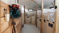 Layaknya hotel, tiap kamar untuk anjing disekat oleh dinding dan pintu berbahan kayu. Desainnya mirip seperti peternakan di luar negeri (Bath Country Pets)