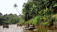 Terlihat ada 5 perahu karet berwarna hijau milik kodam Jaya menelusuri Kali Ciliwung dan 20 personel TNI AD yang ikut penelusuran.