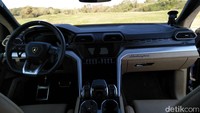 Lamborghini Urus sangat mudah dikendalikan. Kenyamanannya pun patut diberikan jempol sebab kekedapan suara cukup baik walau medan yang ditempuh kurang bersahabat.
