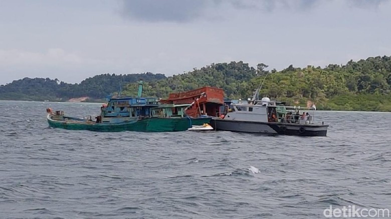 5 Kapal Maling Ikan Asal Vietnam Ditenggelamkan di Batam 5 Kapal Maling Ikan Asal Vietnam Ditenggelamkan di Batam