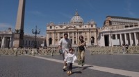 Pada pertengahan bulan Juni tahun ini, pasangan selebriti Gading dan Gisel mengajak serta buah hatinya Gempi liburan ke Italia. Ini potret kebersamaan mereka di Vatikan (@gadiiing/Instagram)