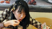 Yummy! Usai perform bersama JKT 48 Shanju terlihat menikmati pannacota. Sambil makan, Shanju asyik berfoto selfie. Foto: instagram @jkt48shanju