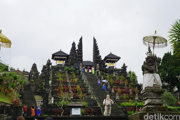 Bali memang memiliki banyak pura, salah satunya adalah Pura Besakih. Pura ini adalah pura Hindu terbesar dan terluas di Bali. Pura ini berada di kaki Gunung Agung, jadi area di sini sangat sejuk. (Syanti/detikTravel)