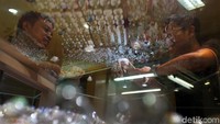 Harga batu yang ditawarkan sangat beragam mulai Rp 5.000 hingga ratusan juta rupiah.