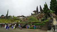 Sebagai tempat beribadah terbesar, pura selalu ramai dikunjungi orang untuk beribadah. Mereka biasanya datang berombongan (Syanti/detikTravel)