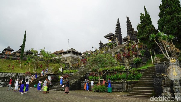 Sebagai tempat beribadah terbesar, pura selalu ramai dikunjungi orang untuk beribadah. Mereka biasanya datang berombongan (Syanti/detikTravel) Sebagai tempat beribadah terbesar, pura selalu ramai dikunjungi orang untuk beribadah. Mereka biasanya datang berombongan (Syanti/detikTravel)