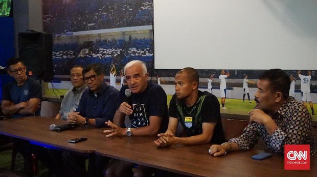 Mario Gomez dan pemain Persib Bandung dalam sebuah konferensi pers terkait tuduhan suap.