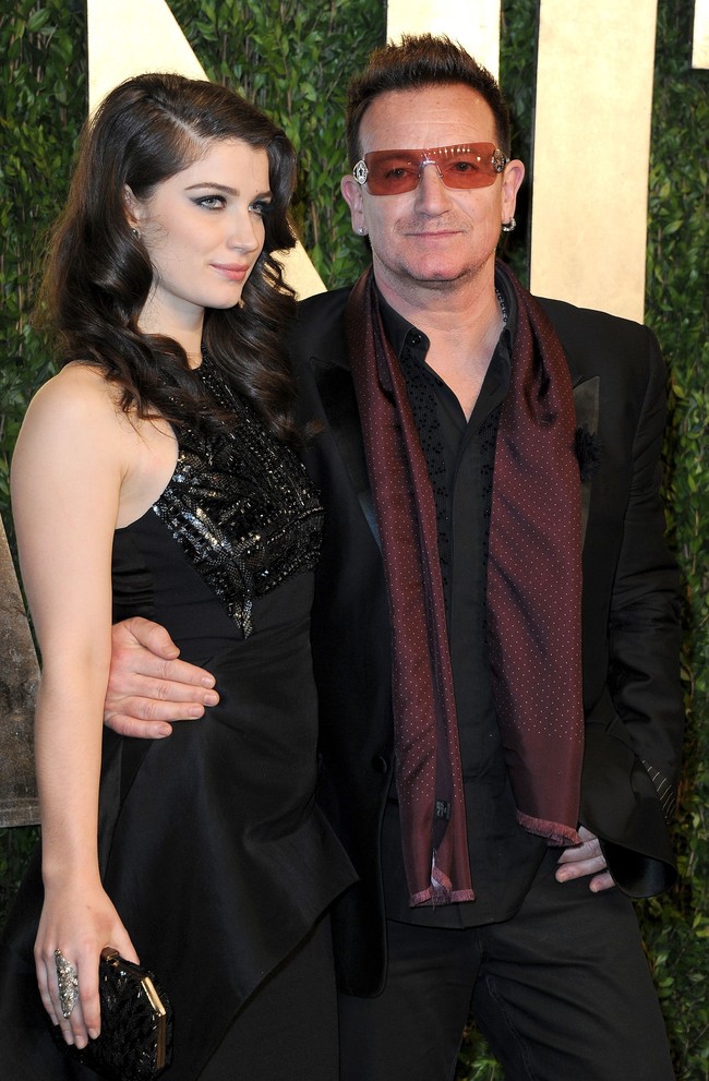 Eve Hewson kerap kali mendampingi sang ayah hadir di berbagai acara. Bisa dilihat mereka cukup dekat. Foto: Getty Images