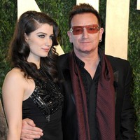 Eve Hewson kerap kali mendampingi sang ayah hadir di berbagai acara. Bisa dilihat mereka cukup dekat. Foto: Getty Images