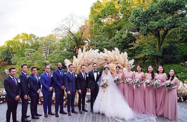 Untuk pesta pernikahan yang dihelat minggu lalu, Chryseis dan Faliq memilih urusan yang lebih intim, hanya mengundang sekelompok kecil keluarga dekat dan teman sebagai tamu. Foto: Instagram