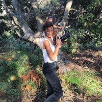 Sebelumnya Abigail mengaplikasikan minyak kelapa pada bagian wajah dan tubuh. Lalu pada tiga menit pertama, ia akan memijatkan alat bernama Gua Sha untuk mencegah selulit dan relaksasi. Hal itu dilakukan terutama di bagian perut, bokong, dan paha. Setelah hampir selesai, ia akan menggosok tubuh dengan scrub campuran garam laut dan garam epsom. Foto: Instagram @abigailoneill