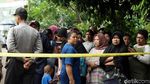 Warga Ramai-ramai Nonton Adegan Pembunuhan Satu Keluarga di Bekasi
