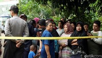 Haris dibawa polisi untuk rekonstruksi pembunuhan satu keluarga. Saat rekonstruksi berlangsung, polisi berjaga di depan rumah.