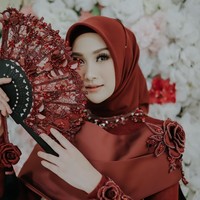Indah Nada Puspita memulai karirnya sebagai modest fashion blogger sejak SMA. Gayanya yang stylish dan wajah cantiknya membuat banyak orang mengagumi sosok wanita kelahiran Medan itu.  Foto: Aspherica