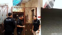 Pihak kepolisian nampak telah berjaga dan bersiap untuk menggelar rekonstruksi pembunuhan sadis tersebut.