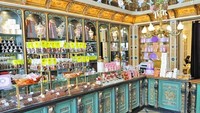 Tak jauh dari Indonesia, Candylicious di Singapura juga punya interior keren. Kontainer permen super besar jadi daya pikatnya. Pilihan permennya amat banyak seperti merek M&M dan Hershey’s. Foto: Istimewa
