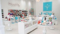 Jalan-jalan ke San Francisco, pencinta permen wajib mampir ke Miette Confiserie. Pemiliknya merancang sendiri interior toko permen dengan pencahayaan alami dari matahari. Tak heran dindingnya kaca dengan pajangan stoples kaca isi permen aneka warna yang keren. Foto: Istimewa
